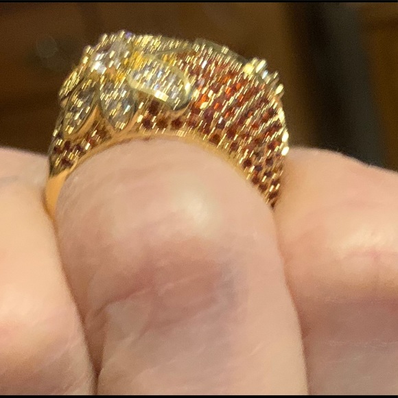 Simulated red and white diamond ring with flowers - Picture 6 of 7